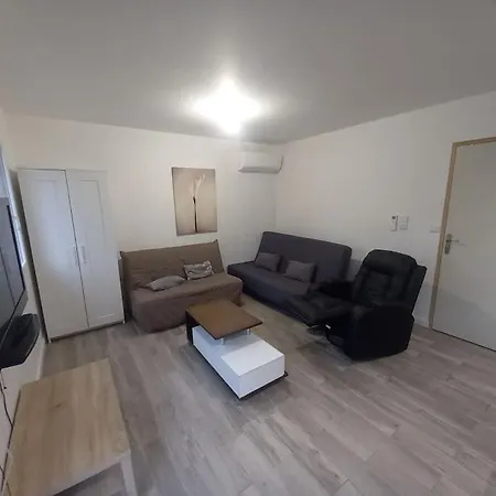 Petite Maison Mitoyenne, 1 Grande Piece Avec Jardin